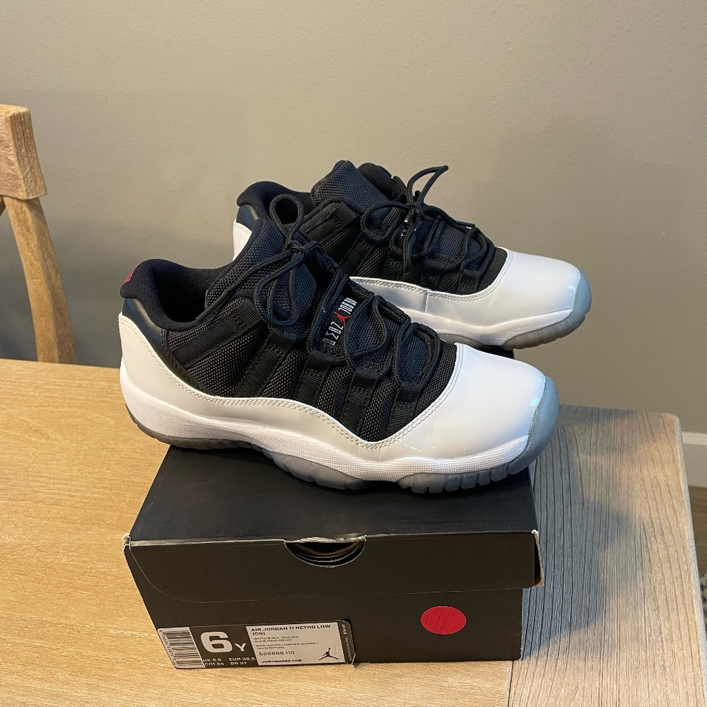 LIKE NEW Air Jordan 11 Retro Low “Concord”